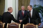 Diplomati. Sergej Lavrov - der her hilser på præsident Vladimir Putin - prøver at gyde olie på vandene efter den seneste tids voldsomme spændinger mellem Rusland og Vesten. 