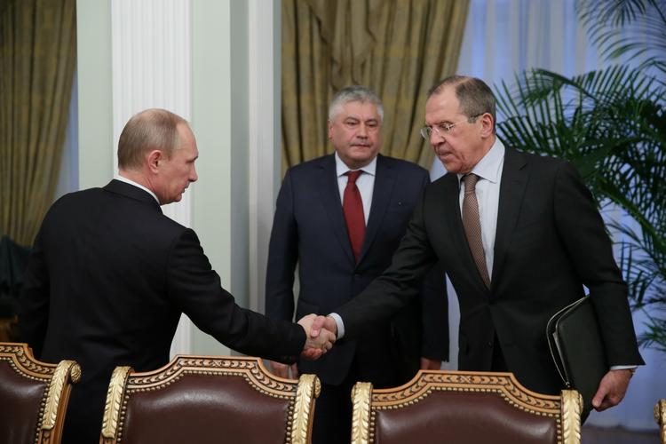 Diplomati. Sergej Lavrov - der her hilser på præsident Vladimir Putin - prøver at gyde olie på vandene efter den seneste tids voldsomme spændinger mellem Rusland og Vesten. 