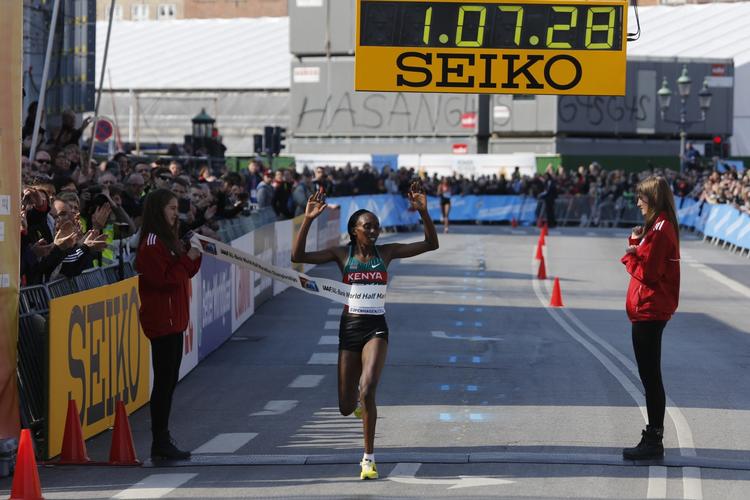 Verdensmester. Gladys Cherono fik sølv ved VM på 10.000 meter på bane i 2013. Nu er hun verden bedste over 21,0975 km. 