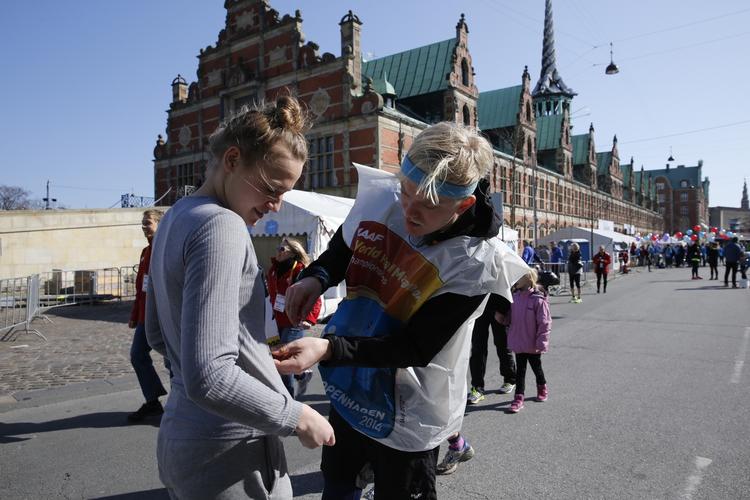 Forberedelser. Løbere gør sig klar foran Børsen nær Christiansborg Slotsplads. 
