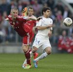 Tvekamp. Tarik Elyounoussi (th) og Bayerns Bastian Schweinsteiger fik hver et point I München. 