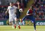 Sensation.  Kagisho Dikgacol (th) og resten af Palace-spillerne hentede en overraskende gevinst mod Nemanja Matic og Chelsea. 