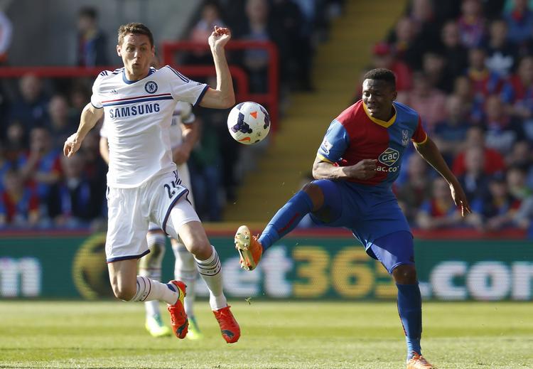 Sensation.  Kagisho Dikgacol (th) og resten af Palace-spillerne hentede en overraskende gevinst mod Nemanja Matic og Chelsea. 