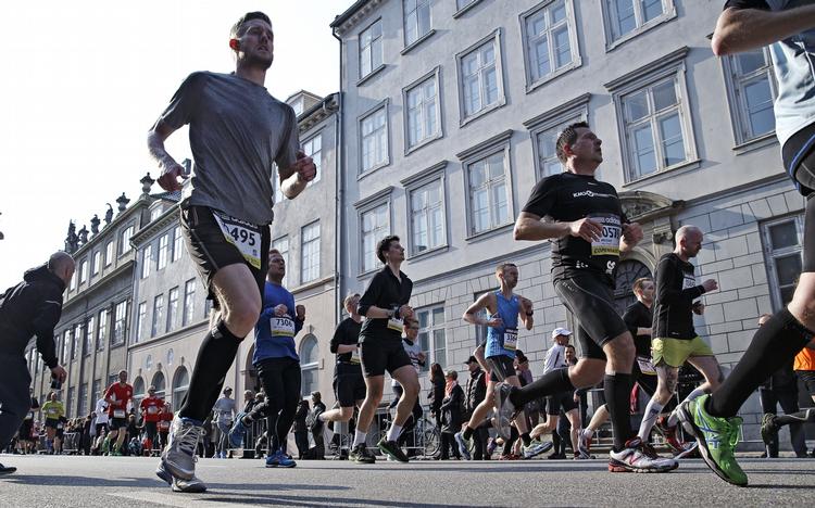 Hep. Mellem 100.00 og 200.000 tilskuere var mødt op for at bakke deltagerne i Vm i halvmaraton op. 