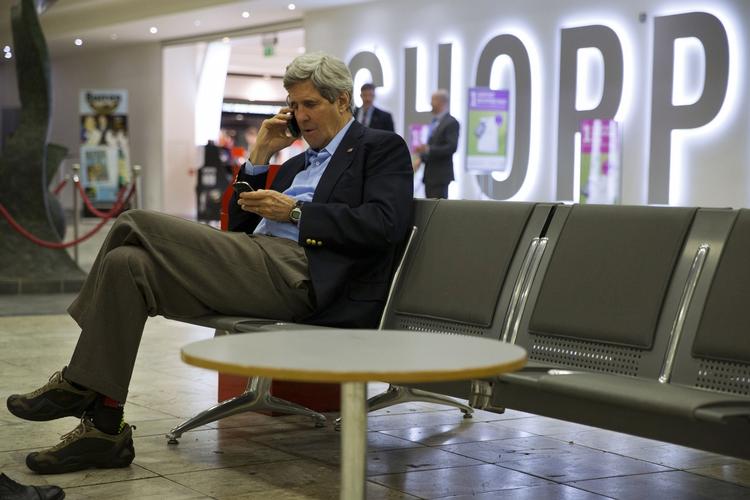 kursændring. Under en optankning i Irland, valgte den amerikanske udenrigsminister John Kerry i dag at ændre sine rejseplaner efter flere dages besøg i Europa og Mellemøsten. Årsagen var et netop aftalt møde med sin russiske kollega. Her ses han i lufthavnen i Shannon i Irland. 