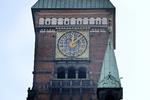 Forårstegn. Landets ure - inklusive Rådhusuret på Københavns Rådhus - skal i nat stilles en time frem. 