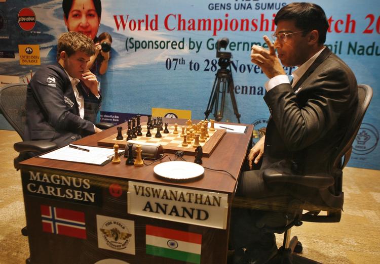 Klasseforskel. Anand (th) blev i november slået efter ti partier mod Carlsen med 6,5 mod 3,5. 
