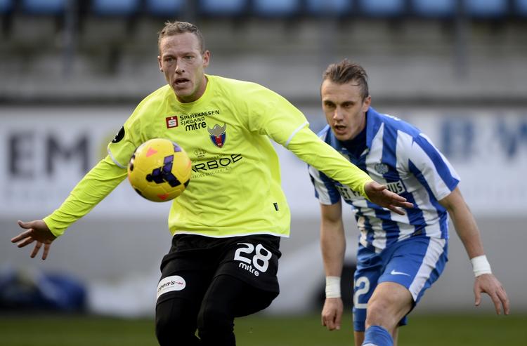 Superliga. FC Vestsjællands Michael Lumb holder Esbjergs Martin Pusic fra bolden. 