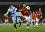 Uafgjort. Arsenals Santi Cazorla kæmper om bolden med  Manchester Citys James Milner. 