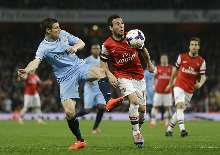 Uafgjort. Arsenals Santi Cazorla kæmper om bolden med  Manchester Citys James Milner. 
