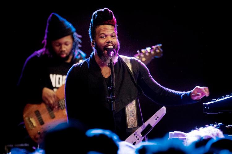 Højt hår og humør. Saxofonisten Casey Benjamin havde også rollen som sanger, da Robert Glasper Experiments Black Radio kom til DR-Byens koncerthus. Desværre gik der takket være konsekvent brug af vocoder også Mickey Mouse i stemmen på manden med tegneseriehåret. Foto: Martin Lehmann 