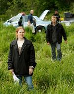 ÅSTED. Mireille Enos som Sarah Linden og Joel Kinnaman som Stephen Holder i krimiserien 'The Killing', som 'Forbrydelsen' kom til at hedde i den engelske udgave fra 2011. Foto: Chris Large/AP 