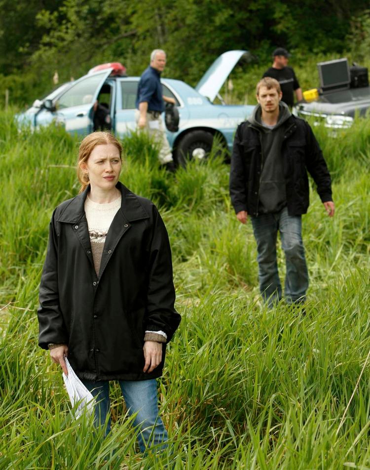 ÅSTED. Mireille Enos som Sarah Linden og Joel Kinnaman som Stephen Holder i krimiserien 'The Killing', som 'Forbrydelsen' kom til at hedde i den engelske udgave fra 2011. Foto: Chris Large/AP 