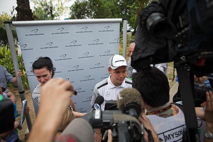 Mediecirkus. McLarens pressekvinde Silvia Hoffer Frangipane (tv) er i Malaysia kontant ved Kevin Magnussens side. 