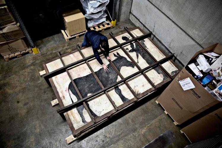 Kunst på lager. Den danske kunsthandler Peter Hvidberg ved Banksys vægmaleri, som er blevet sendt med containerskib fra Jaffa til Sydsverige. Foto: Joachim Adrian 