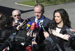 Sejrherre. Andrej Kiska måtte blandt andet kæmpe mod anklager om at være tilknyttet Scientology i kampen om den slovakiske præsidentpost. Her er han flankeret af sin datter, Natalie, og sin far, der også hedder Andrej. 