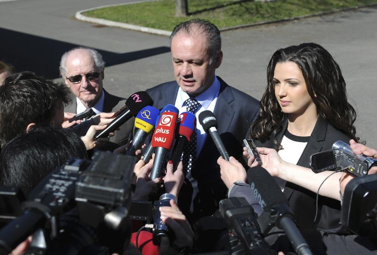 Sejrherre. Andrej Kiska måtte blandt andet kæmpe mod anklager om at være tilknyttet Scientology i kampen om den slovakiske præsidentpost. Her er han flankeret af sin datter, Natalie, og sin far, der også hedder Andrej. 