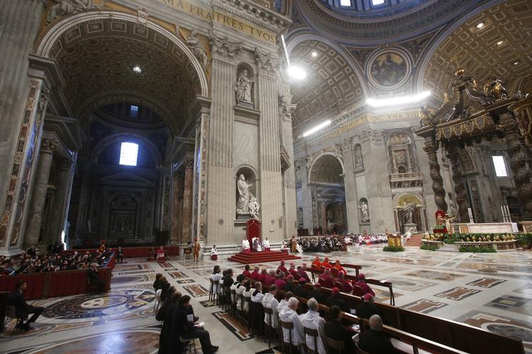 Kæmpe. Peterskirken er kæmpestor - men ikke for stor for en klatreglad italiensk mand. 