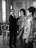 Stjernestøv. Emilio Pucci (1914-92) og hans kulørte mønstre sørgede for stjernestøv til italiensk mode. Marilyn Monroe var fan og blev begravet i en Pucci-kjole. Her er han på arbejde i systuen i 1964. Foto fra katalog: CSAC Universita di Parma 