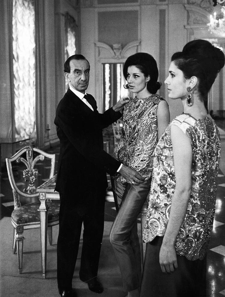 Stjernestøv. Emilio Pucci (1914-92) og hans kulørte mønstre sørgede for stjernestøv til italiensk mode. Marilyn Monroe var fan og blev begravet i en Pucci-kjole. Her er han på arbejde i systuen i 1964. Foto fra katalog: CSAC Universita di Parma 