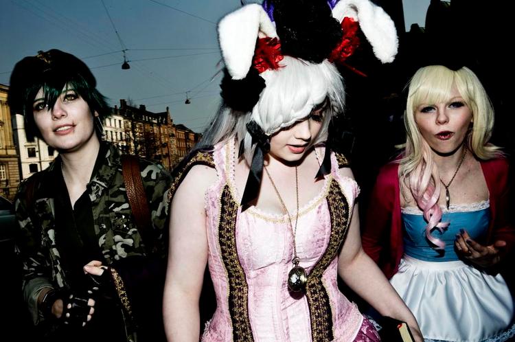 Tegneserieunivers. Nogle lignede skolepiger, andre var klædt ud som kendte figurer fra Pokemon, manga og andre popkulturelle universer fra især Japan, da J-Popcon-messen fredag blev indledt med en parade gennem København. 