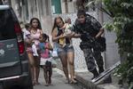 INDSATS. Brasiliens mlitær er sat kampberedt ind i Rios slum. 