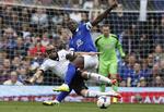 1-3. Fulhams John Heitinga og Romelu Lukaku i nærkamp på Craven Cottage. 