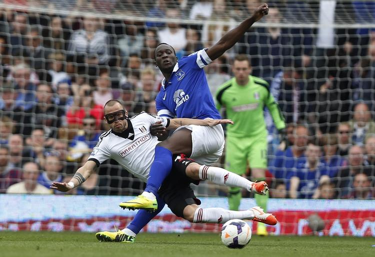 1-3. Fulhams John Heitinga og Romelu Lukaku i nærkamp på Craven Cottage. 