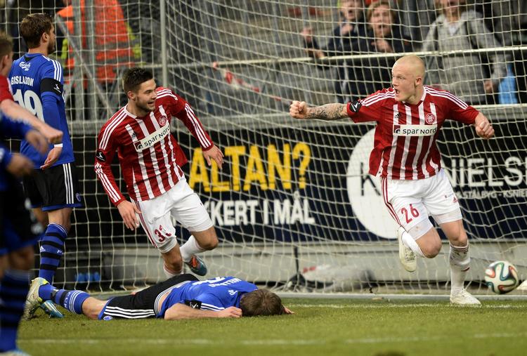 1-0. Efter ni minutter skulle Rasmus Thelander bare gøre arbejdet færdigt og trille bolden i mål, efter svenskerne Johan Wiland og Olof Mellberg ikke fik ekspederet den væk. 