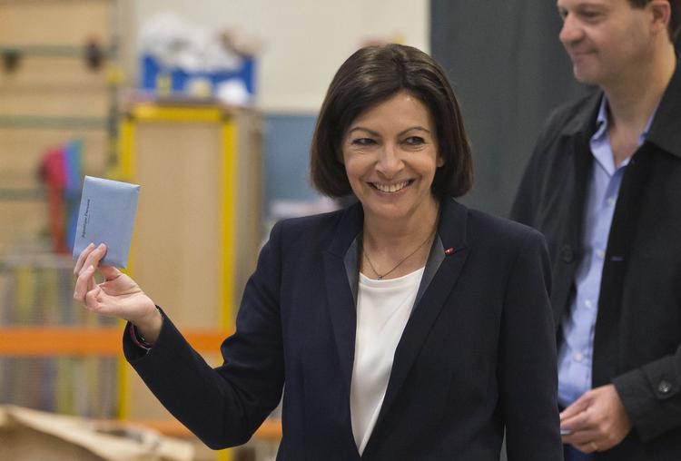 Exitpoll. Socialisten  Anne Hidalgo ser ud til at blive den første kvindelige borgmester i Paris trods ringe lokalvalg til hendes parti på landsplan. 