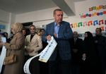 LOKALVALG. Tyrkerne skulle i dag stemme om deres kommende borgmestre, men valget har mest af alt handlet om ministerpræsident Erdogan, der her stemmer ved valgstedet i Istanbul. 