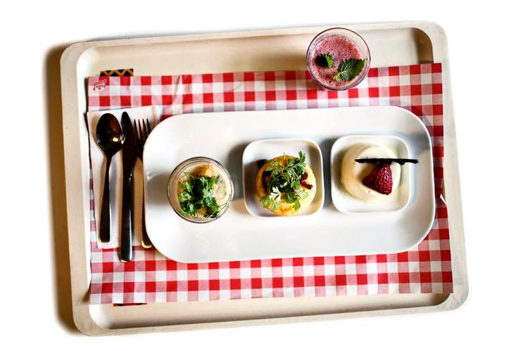 Mums. Retter fra kostkonceptet Herlevs Herligheder: Sellerisuppe, æggekage med sprød bacon og mild kærnemælksfromage. Forrest et glas milkshake med kærnemælk og bær. Tre retter udgør et hovedmåltid. 