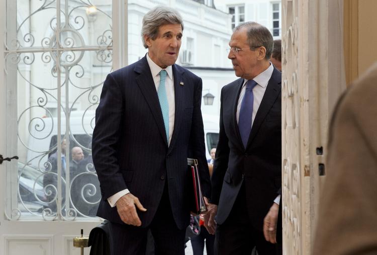 Diplomati. Den amerikanske udenrigsminister John Kerry mødtes med sin russiske kollega Sergej Lavrov i Paris i dag for at diskutere Krim-krisen. 