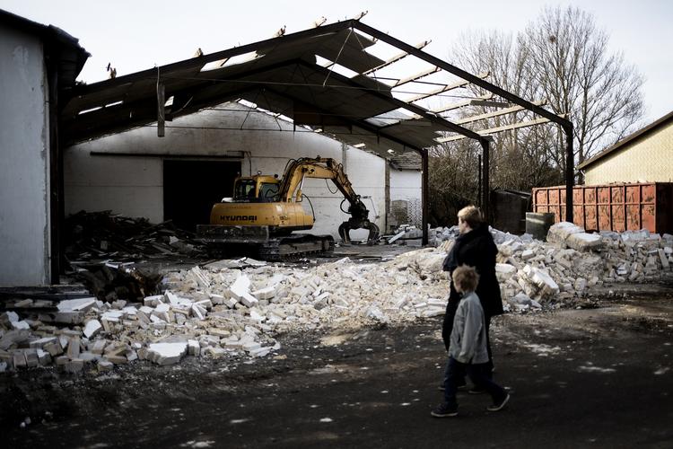væk. En rapport har vurderet, at der uden for de store byer findes 60.000 til 100.000 boliger, som bør rives ned. 
