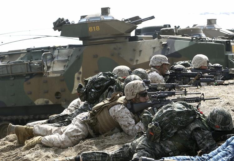 Øvelser. Sydkorea og USA holder militærøvelse samtidig med, at Nordkorea gør det samme. Her er amerikanske marinesoldater i aktion. 