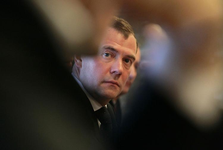 Krim. Ruslands premierminister er landet i krim på det første officielle statsbesøg. 