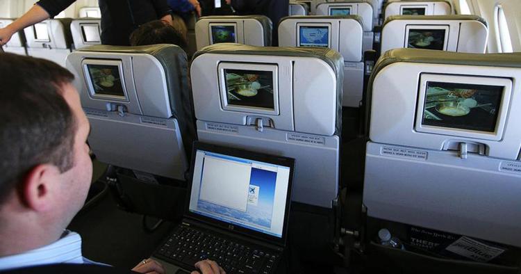 frigivet. Flypassagerer har nu bedre muligheder for at lege med deres elektronik undervejs. Computere skal dog stadig være gemt væk under start og landing. 