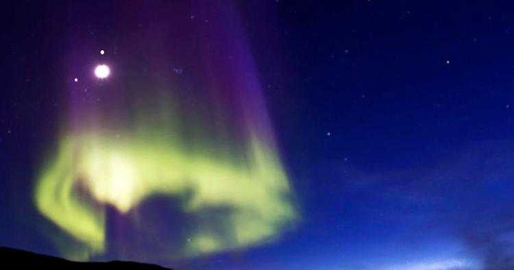 Lysshow. Nordlys kan ikke bestilles. I perioden september til april er chancerne for at se det ved Kangerlussuaq i det vestlige Grønland. 