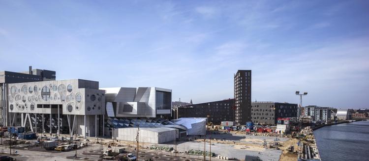 Indviet. Med den nye sal i Musikkens Hus, hvor der er plads til 1.298 publikummer, har byen og dens opland fået en rigtig koncertsal, der i den grad er faldet i arkitekturanmelderens smag med sine røde sæder og hvide, bølgende balkoner. Foto: Realdania 
