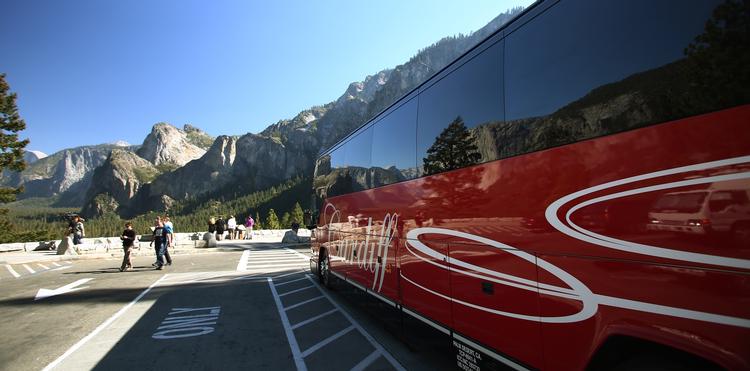 Oplevelser. Det kan være rart ikke selv at skulle styre rattet, men overlade førersædet til en anden og blot nyde sceneriet - som her ved Yosemite Nationalpark i USA. 