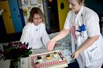 INDBYDENDE. Diætist Nina Bruun (th) serverer for Annette Dupont, som er indlagt på Herlev Hospital. Annette Dupont fremhæver diætistens omsorg som afgørende for, at man som patient kommer til at spise igen. 