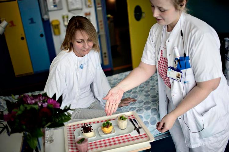 INDBYDENDE. Diætist Nina Bruun (th) serverer for Annette Dupont, som er indlagt på Herlev Hospital. Annette Dupont fremhæver diætistens omsorg som afgørende for, at man som patient kommer til at spise igen. 