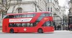 ikon. Den nye London-bus er på vej til at blive en attraktion i sig selv. Her passerer den Downing Street. 