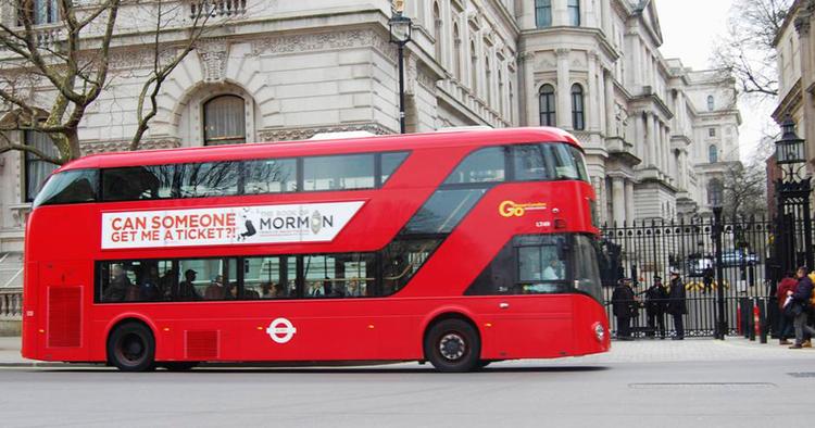 ikon. Den nye London-bus er på vej til at blive en attraktion i sig selv. Her passerer den Downing Street. 