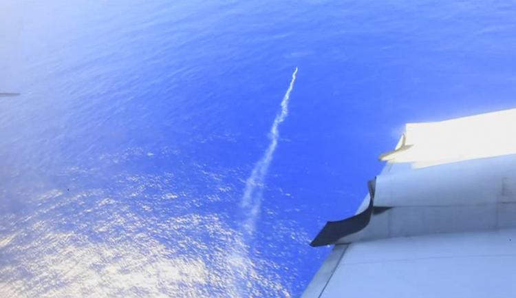 Internationalt. Et fly fra Royal New Zealand Air Force (RNZAF) fyrer en farvegranat ned i Det Indiske Ocean i jagten på vragrester fra MH370. 