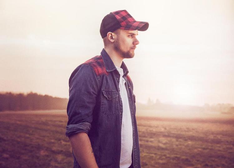 marken. Chresten fra 'X Factor' lyder det borgerlige navn Chresten Falk Damborg, og han kommer fra Bækmarksbro i det nordlige Vestjylland. Og så har han lavet et glimrende debutalbum. 