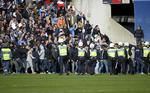 Sverige. Da nyheden om, at en 43-årig Djurgården-fan var død efter et overfald, invaderede klubbens fans stadion i Helsingborg. 