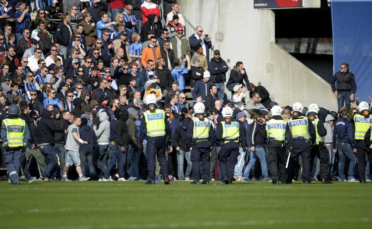 Sverige. Da nyheden om, at en 43-årig Djurgården-fan var død efter et overfald, invaderede klubbens fans stadion i Helsingborg. 