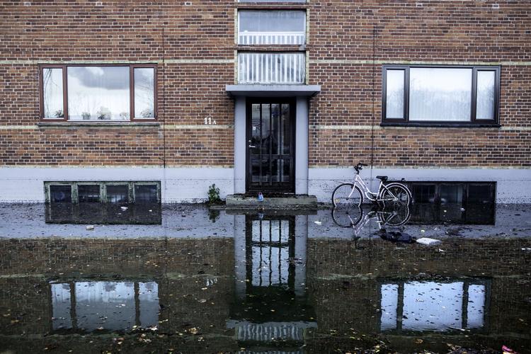 KLIMARAPPORT. FN's klimapanel advarer mod følgerne af den globale opvarmning, der blandt andet kan give oversvømmelser. Her ses følgerne af stormen Bodils hærgen i Frederikssund. 