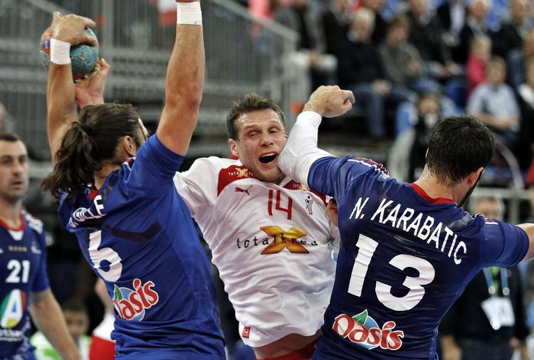 Sandwich. Frankrigs Bertrand Gille og Nikola Karabatic stopper hen den ukuelige dansker med ulovlige metoder. 